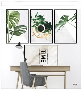 Détail de tableaux muraux nordiques avec plantes de monstera et designs typographiques