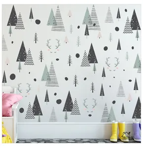 Détail de stickers muraux forêt avec arbres géométriques et renne pour chambre d'enfant