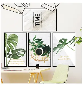 Détail d'un ensemble de 4 tableaux muraux nordiques avec feuilles de monstera et marbre