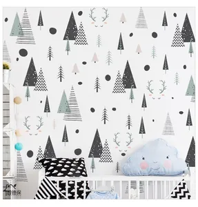 Détail de stickers muraux forêt et cerf nordiques dans une chambre de bébé cosy