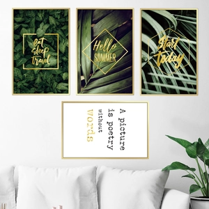 Lot de 4 tableaux tropicaux scandinaves avec cadres dorés au-dessus d'un canapé
