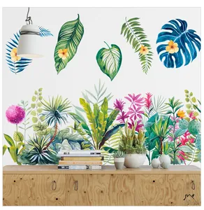 Détail de stickers muraux feuilles tropicales monstera et palmier avec motifs de fleurs