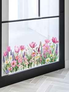 Détail des stickers muraux tulipes et lavande sur le bas d'une porte vitrée
