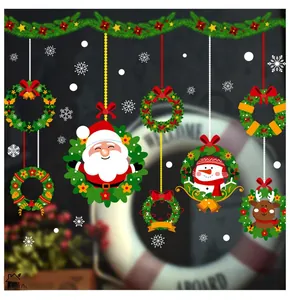 Dettaglio di adesivi natalizi per finestre con Babbo Natale, pupazzo di neve e renne in ghirlande