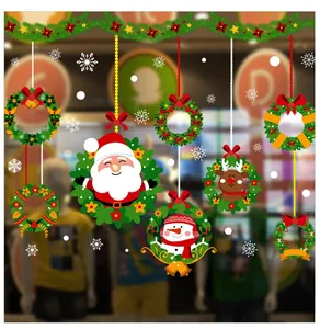 Dettaglio di adesivi natalizi con Babbo Natale, pupazzo di neve e ghirlande decorative