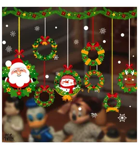 Dettaglio di adesivi natalizi con Babbo Natale, pupazzo di neve e disegni di renne