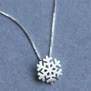 Minimalistischer Schneeflocken Anhänger in Silber mit gebürstetem Metall und Boxkette
