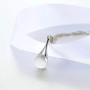 Elegante Silberhalskette mit Wassertropfenanhänger und durchscheinender weißer Perle