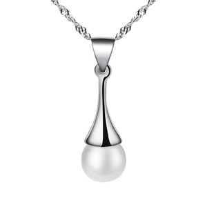 Elegante silberne Tropfenkette mit runder weißer Perle an einer feinen Kordelkette
