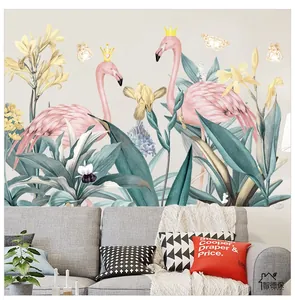 Détail du sticker mural flamant rose avec feuilles tropicales et fleurs sur canapé gris