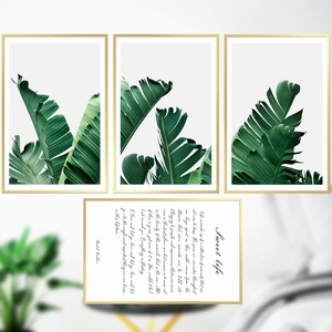 Set di quadri murali nordici moderni con piante tropicali e cornici dorate eleganti