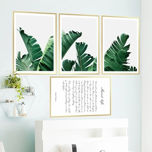 Set d'arte da parete nordico con foglie tropicali e cornici dorate per camera da letto