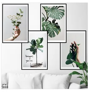 Détail de quatre tableaux scandinaves de plantes vertes avec cadres noirs fins