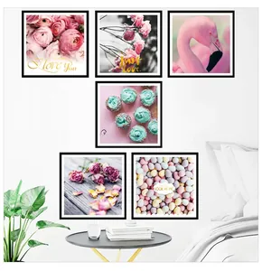 Détail d'un ensemble de 6 tableaux flamant rose et fleurs au style nordique minimaliste