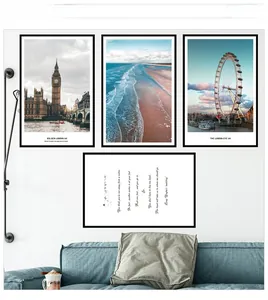 Vue détaillée du lot de tableaux de Londres sur un mur au-dessus d'un canapé bleu