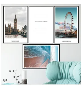 Détails d'un ensemble de tableaux muraux modernes sur Londres avec cadres noirs sur mur blanc