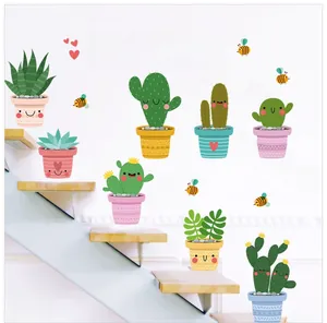 Dettaglio di adesivi murali con succulente a cartoni animati su una parete di scala
