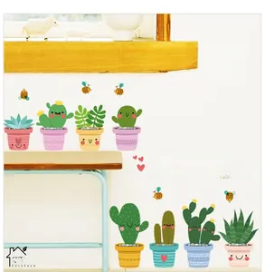 Dettaglio di adesivi murali con piante succulente e api per decorare la camera dei bambini