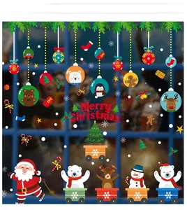 Détail d'autocollants de fenêtre de Noël avec petit train du Père Noël et flocons de neige