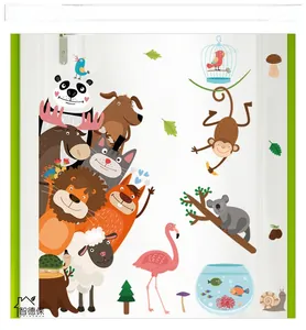 Dettaglio di adesivi murali con animali colorati tra cui panda, leone e koala per bimbi