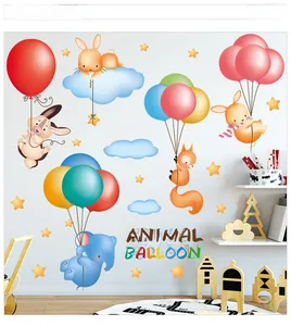 Détail des stickers muraux animaux et montgolfières avec renard et nuages mignons