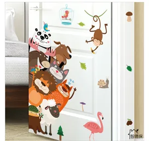 Dettaglio di adesivi murali con animali colorati come panda e leoni per stanze di bambini