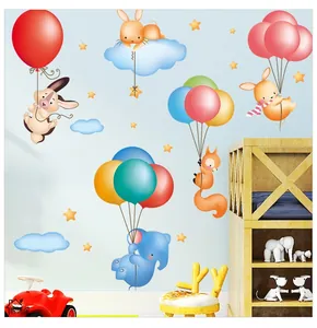 Détail de stickers muraux animaux en montgolfière avec éléphant et lapin pour chambre d'enfant