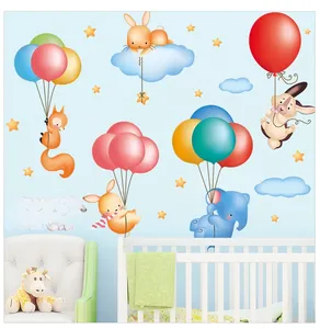 Détail de stickers muraux animaux en montgolfière avec éléphant et renard sur un berceau