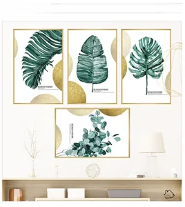 Détail de quatre tableaux muraux nordiques avec feuilles tropicales et accents dorés élégants