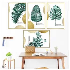 Détails d'un ensemble de tableaux avec feuilles de monstera et accents dorés