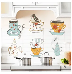Dettaglio di adesivi murali da cucina autoadesivi con tazze da caffè vintage e motivi floreali