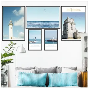 Détail d'un ensemble de cinq tableaux méditerranéens avec phare et mer sur un mur de chambre