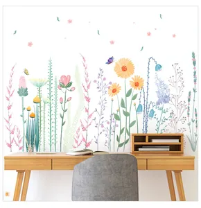 Stickers muraux fleurs sauvages et papillons au-dessus d'un bureau en bois naturel