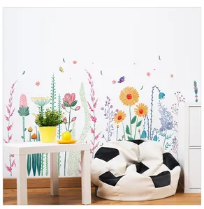 Détail de stickers muraux en PVC avec motifs de tournesols et papillons sur murs blancs