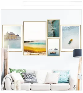 Quadro moderno a cinque pannelli con cornice in metallo dorato in un soggiorno minimalista