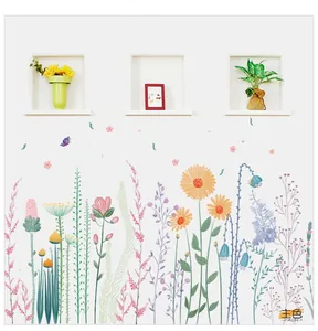 Détail de stickers muraux floraux avec cosmos et lys peints à la main sur mur blanc