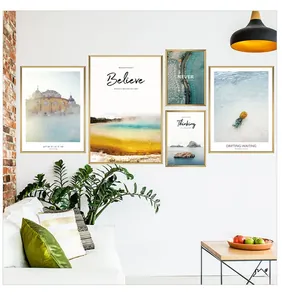 Dettaglio di un set di 5 decorazioni murali con stampe di paesaggi naturali e cornici d'oro