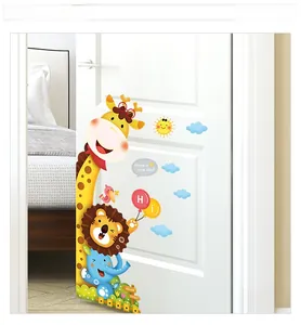 Stickers muraux girafe et lion sur une porte de chambre en bois blanc d'enfant