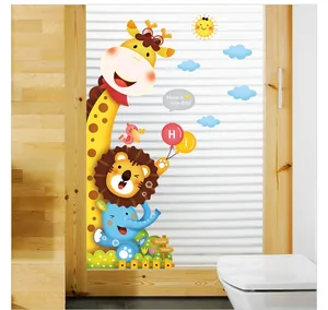 Vue détaillée des stickers muraux girafe et animaux de la jungle sur une porte