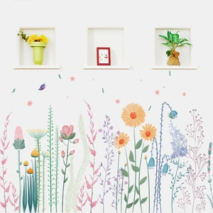 Stickers muraux fleurs dessinés à la main avec tournesols et papillons sur mur blanc