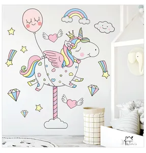 Detail von rosa Einhorn Wandtattoo mit Regenbogen und Sternen im Kinderzimmer Dekor