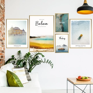 Set d'arte da parete moderno in 5 pezzi con cornici dorate, paesaggi e tipografia