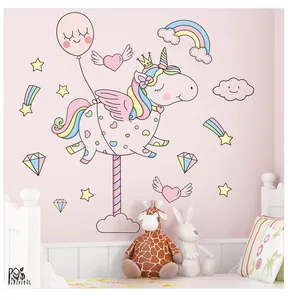 Rosa Einhorn Wandaufkleber mit Regenbogen und Sternen in einem gemütlichen Mädchenzimmer