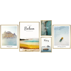 Set di 5 quadri decorativi con paesaggi naturali e cornici dorate minimaliste