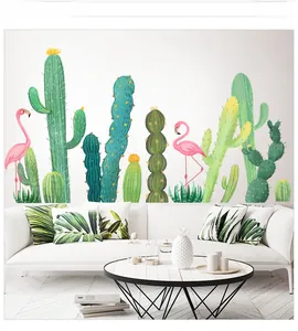 Détail des stickers muraux avec flamants roses et cactus verts dans un salon moderne