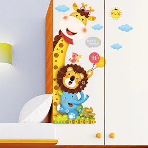 Stickers muraux girafe et lion sur meubles blancs pour décoration de chambre d'enfant