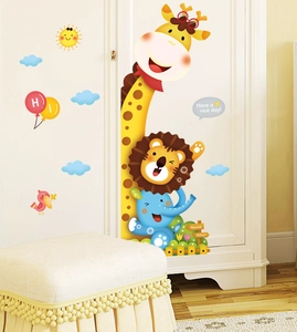 Autocollants muraux girafe et lion pour chambre d'enfant sur armoire blanche