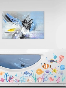Detail von wasserdichten Meereslebewesen-Aufklebern mit Clownfisch und Quallen an der Wanne