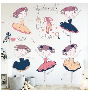Dettaglio degli adesivi murali ballerina con cuori rosa e motivi di note musicali
