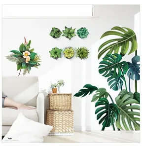 Détail de stickers muraux monstera tropicaux et plantes grasses dans un salon chic